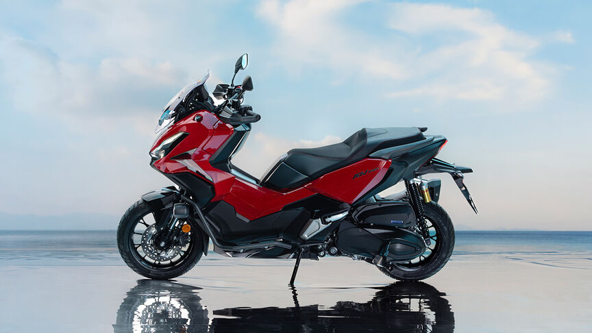 Honda ADV350 an der Küste, 3/4-Frontansicht.