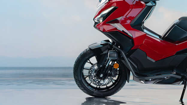 Nahaufnahme des Honda ADV350 Hinterrads.