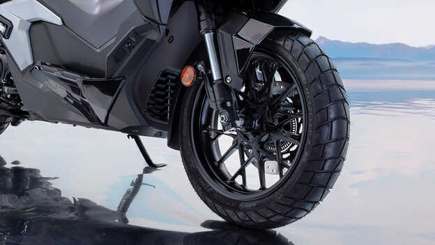 Nahaufnahme des Vorderrads der Honda ADV350. 