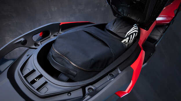 Nahaufnahme des Staufachs der Honda ADV350.