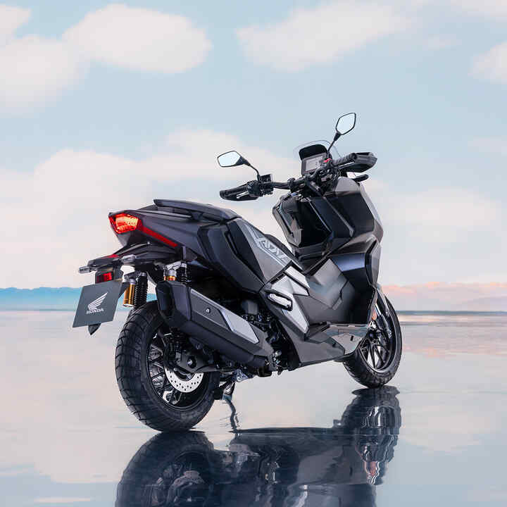 Hintere 3/4-Ansicht der Honda ADV350 in Küstenlage. 