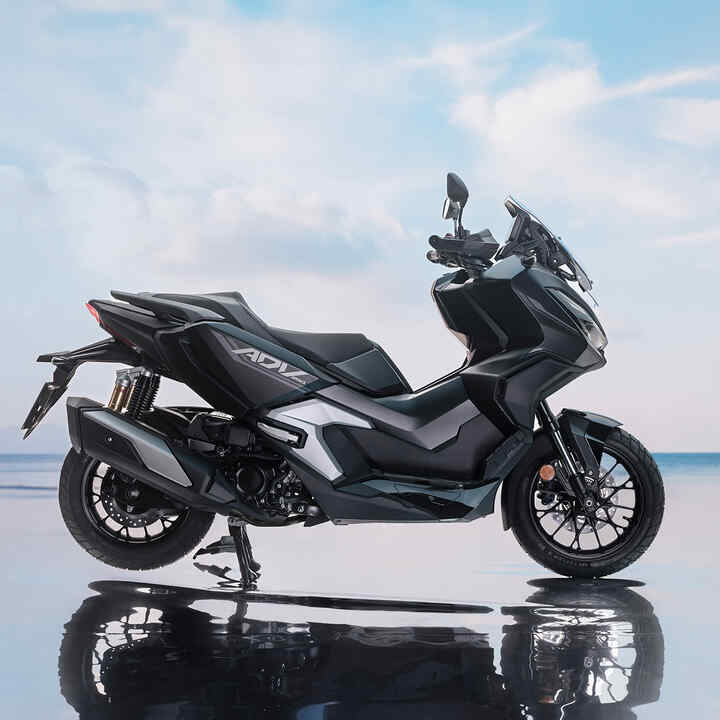 Seitenansicht der Honda ADV350 in Küstenlage. 