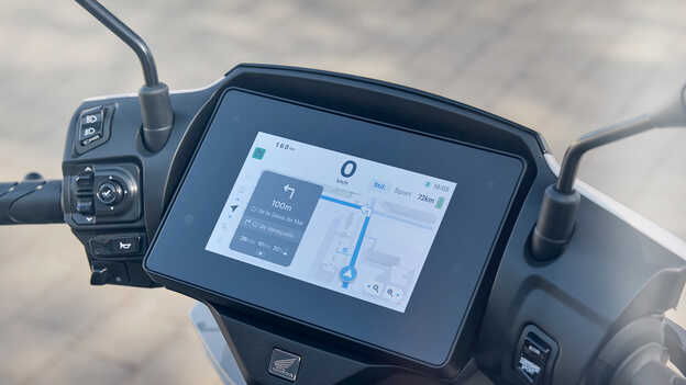 Nahaufnahme des großen 7-Zoll TFT-Displays.