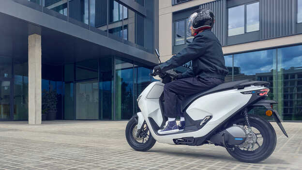 Honda CUV e mit Model, das den praktischen Rückfahrassistent demonstriert.