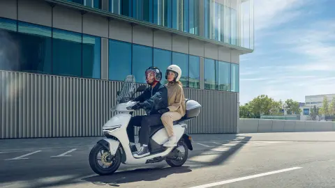 Honda CUV e mit Models in einer Stadt.