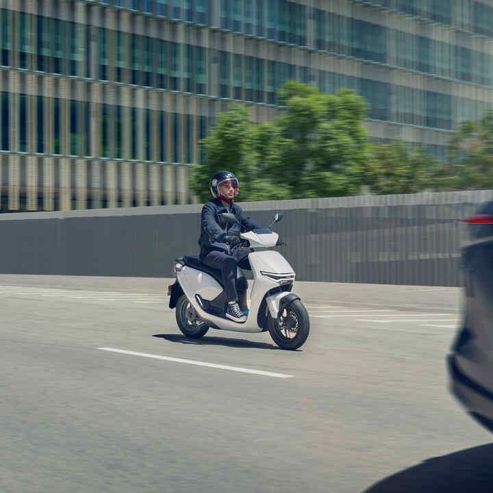 Honda CUV e: model smiling man on the CUV e: