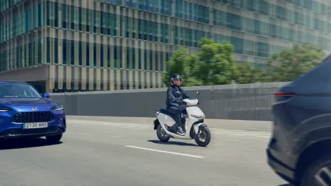 Honda CUV e mit Fahrer in einer Stadt.