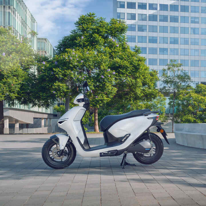 Honda CUV e, abgestellt in einer Stadt.