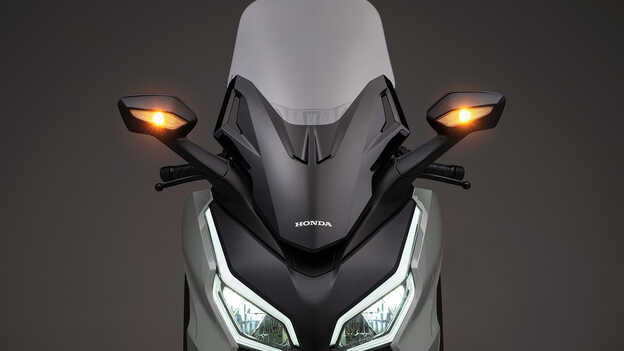 Honda Forza 125 LED-Leuchten und Windschild.