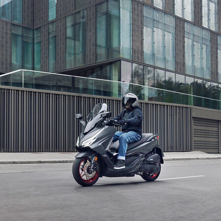Honda Forza 125 Special Edition in voller Fahrt.