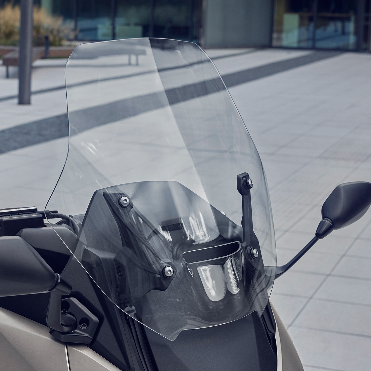 Nahaufnahme des elektrisch verstellbaren Windschilds des Forza 750