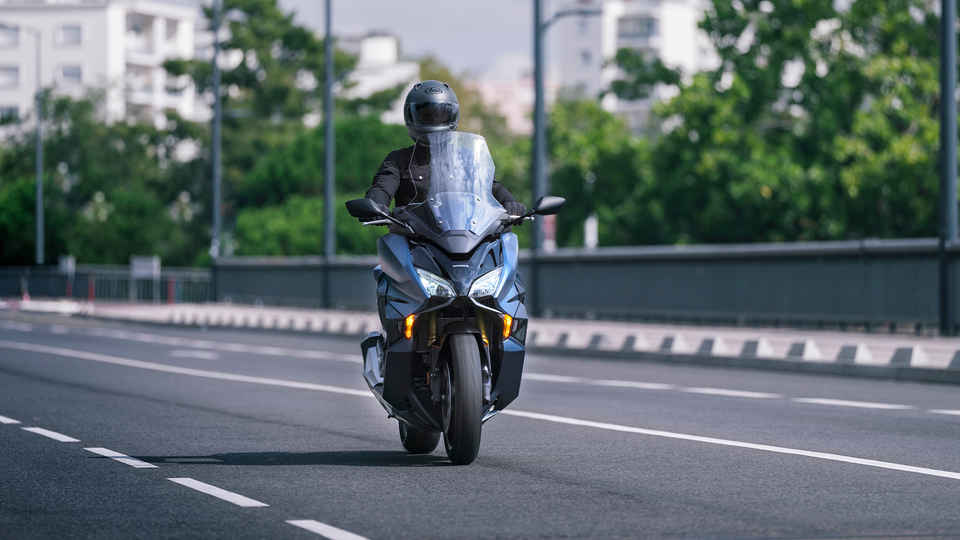 Forza 750 mit Fahrer auf der Straße