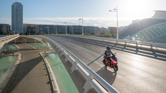 Honda SH125i wird in der Stadt gefahren.