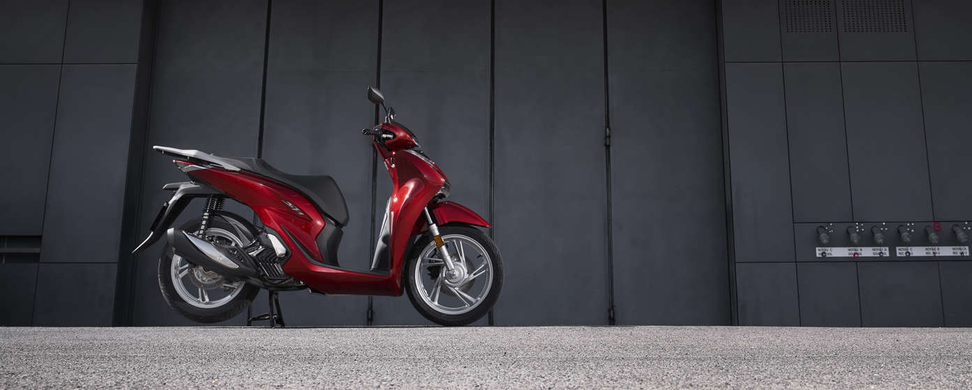 Geparkte Honda SH125i in der Stadt.