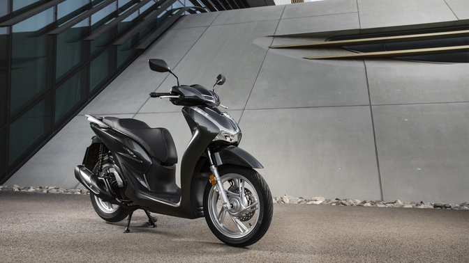 Geparkte Honda SH125i in der Stadt.