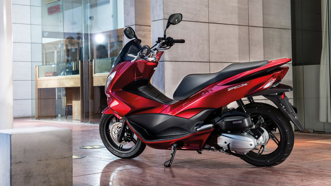 Honda-Scooter-PCX150-Location-Pearl Siena Red-Geparkt