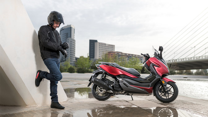 Geparkte Honda Forza in der Stadt.