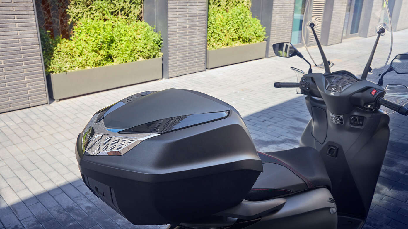 Nahaufnahme der Smart Top Box am Honda SH350i.