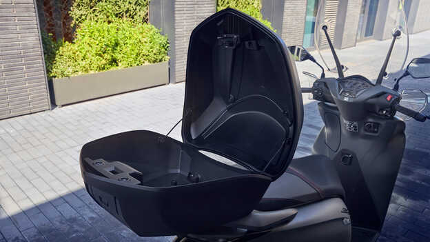 Nahaufnahme des geöffneten Honda SH350i Smart Top Case. 