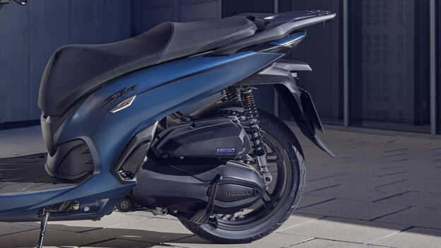 Nahaufnahme des Honda SH350i Motors. 