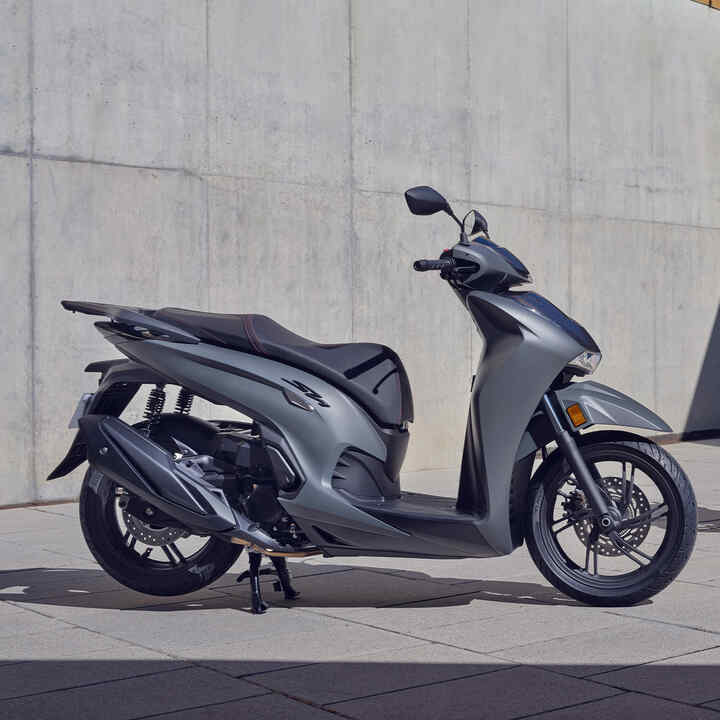 Zwei abgestellte Honda SH350i in bebauter Umgebung. 