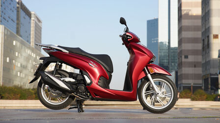 Honda SH350i – Seitenansicht vor Gebäuden