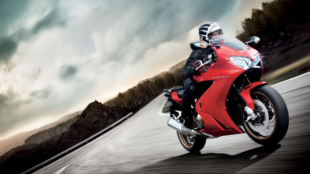 Honda-VFR800F-Tourer-Standort-Victory-Rot-Dynamisch