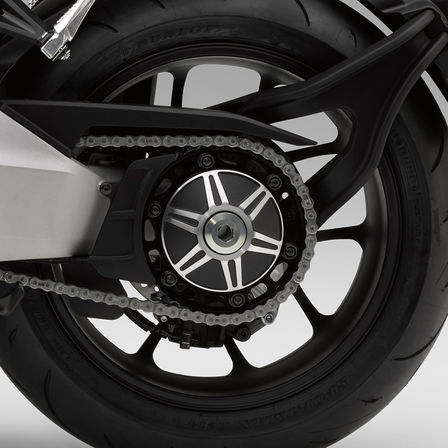 Nahaufnahme des Hinterrads einer Honda CB1000R Neo Sports Café