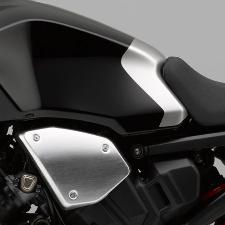 Nahaufnahme des Tanks einer Honda CB1000R Neo Sports Café