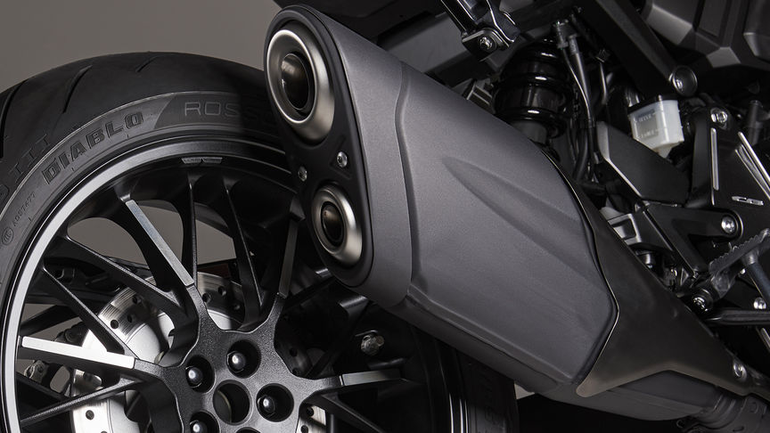 Honda CB1000R Black Edition, tiefschwarzer Auspuff