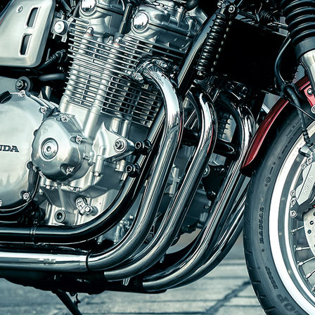 Nahaufnahme des Motors einer Honda CB1100.