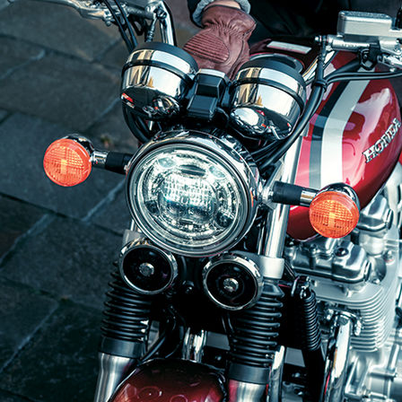Nahaufnahme der Scheinwerfer einer Honda CB1100 EX.