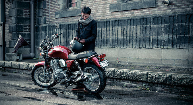 Dreiviertel-Heckansicht einer Honda CB1100 EX mit Fahrer.