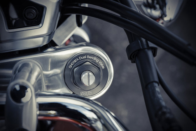 Nahaufnahme der Vorderradaufhängung einer CB1100 EX.