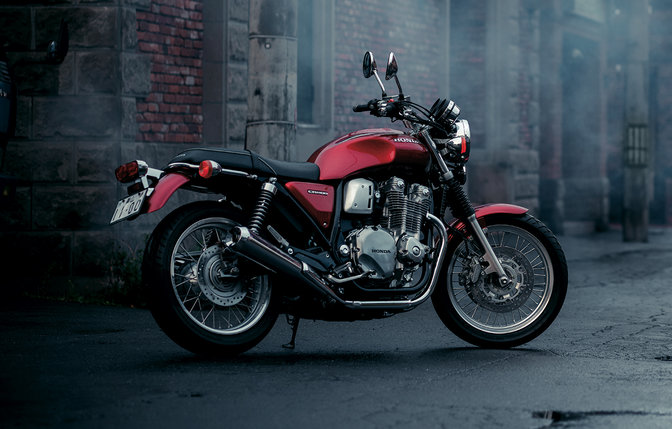 Honda CB1100 EX, 3/4-Heckansicht, rechte Seite.