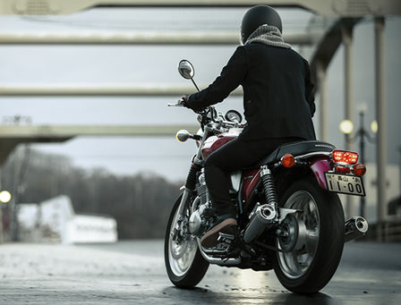 Honda CB1100 EX, 3/4-Heckansicht, rechte Seite, mit Fahrer.