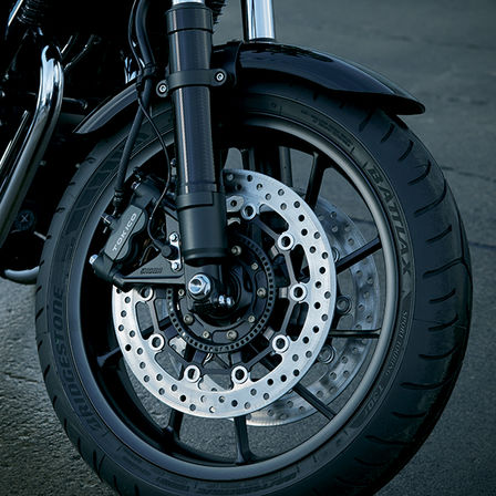 Nahaufnahme von Hinterrad und Bremsscheiben der Honda CB1100 RS.