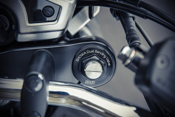 Nahaufnahme der Vorderradaufhängung einer Honda CB1100 RS.