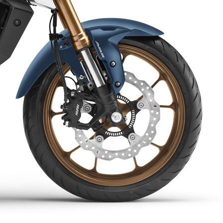 Honda CB125R, rechte Seite, Nahaufnahme von Vorderrad und Bremsen, Studioaufnahme, blaues Motorrad