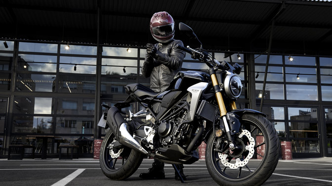 Seitenansicht einer geparkten CB300R Neo Sports Café.