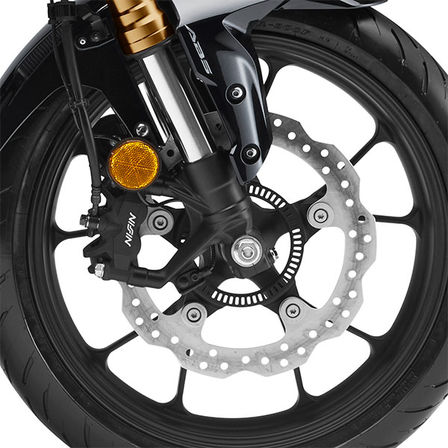 Nahaufnahme des Rads einer Honda CB300R Neo Sports Café.