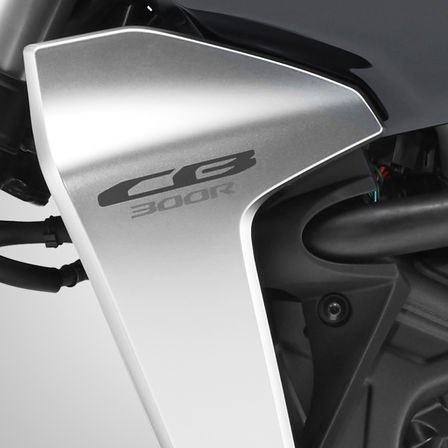 Nahaufnahme der Verkleidung einer Honda CB300R Neo Sports Café.