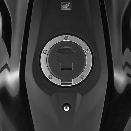 Nahaufnahme des Tanks einer Honda CB300R Neo Sports Café.
