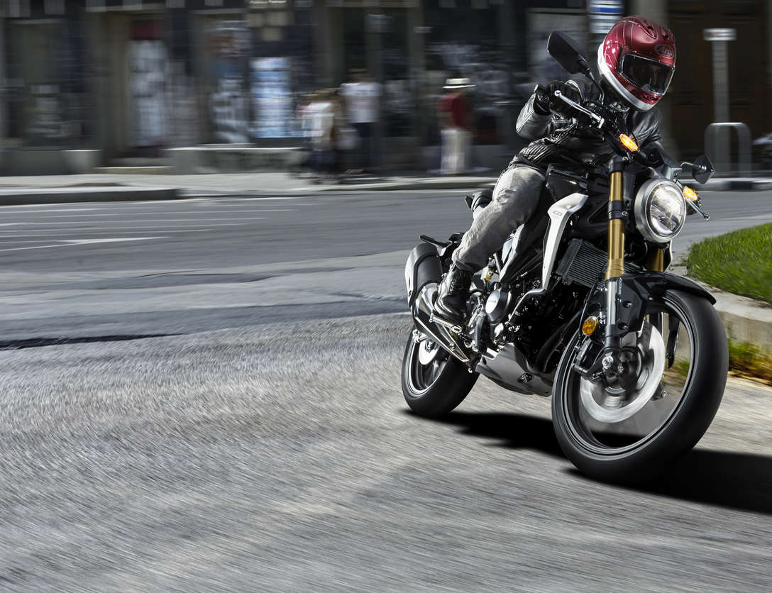 3/4-Frontansicht einer Honda CB300R Neo Sports Café auf der Straße.