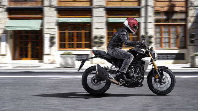 Seitenansicht einer Honda CB300R Neo Sports Café auf der Straße.