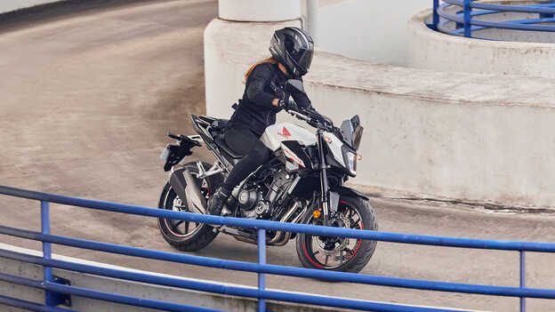 Honda CB500 Hornet, abgestellt auf einem Parkplatz in einer Kurve