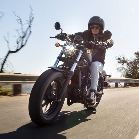 Seitenansicht einer Honda CMX500 Rebel mit Fahrer.