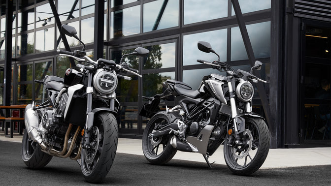 Geparkte Honda CB1000R und CB125R in einer Straße.