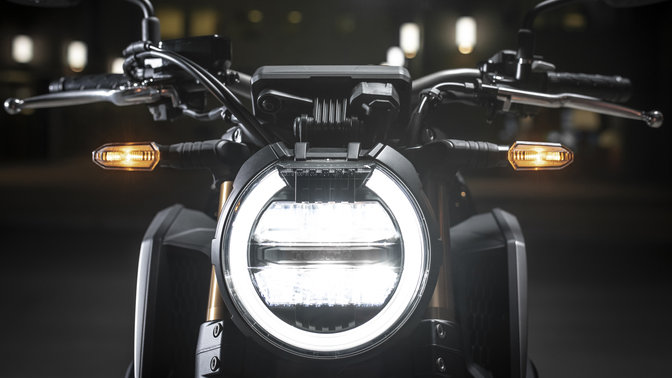 Nahaufnahme der Scheinwerfer der Honda CB650R.