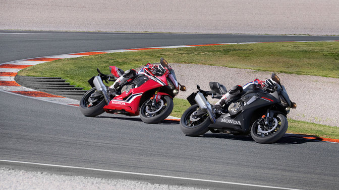 2 Honda CBR1000RR Fireblade auf der Rennstrecke.
